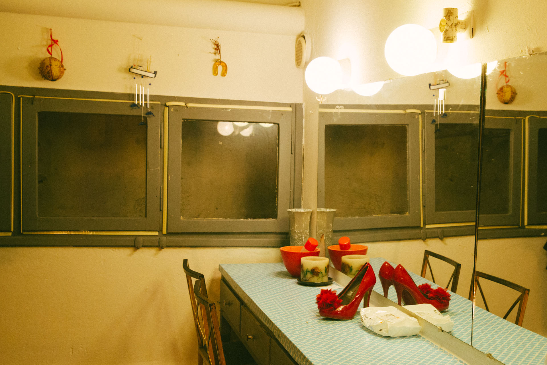 Το έτερο- άδειο προς το παρόν- καμαρίνι.Οι κόκκινες γόβες Θα παίξουν το ρόλο τους στο έργο ,όταν έρθει η ώρα.