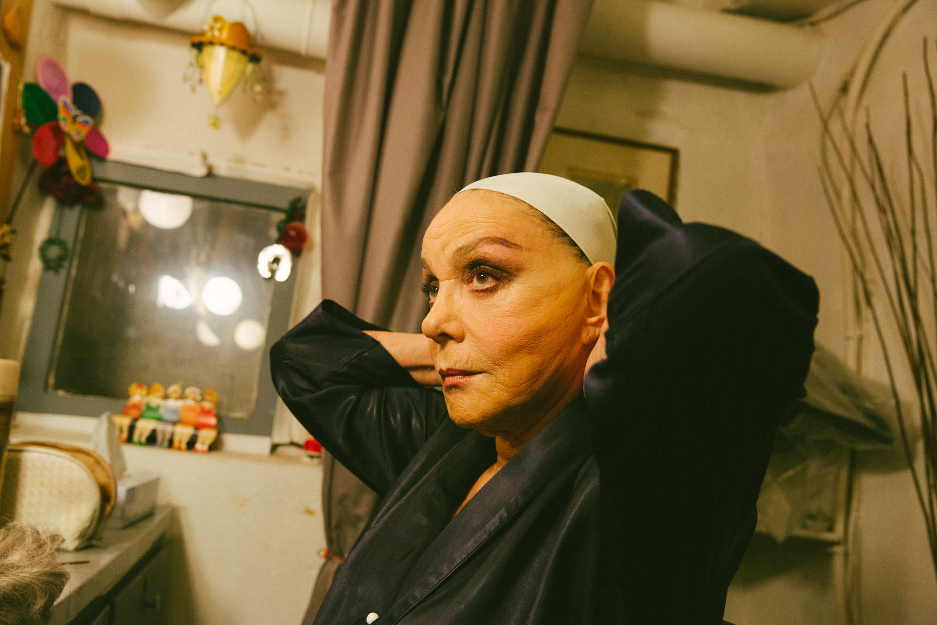 Ώρα 19:30, η μεταμόρφωση σε Έλεν Άλντινγκ ξεκινά.