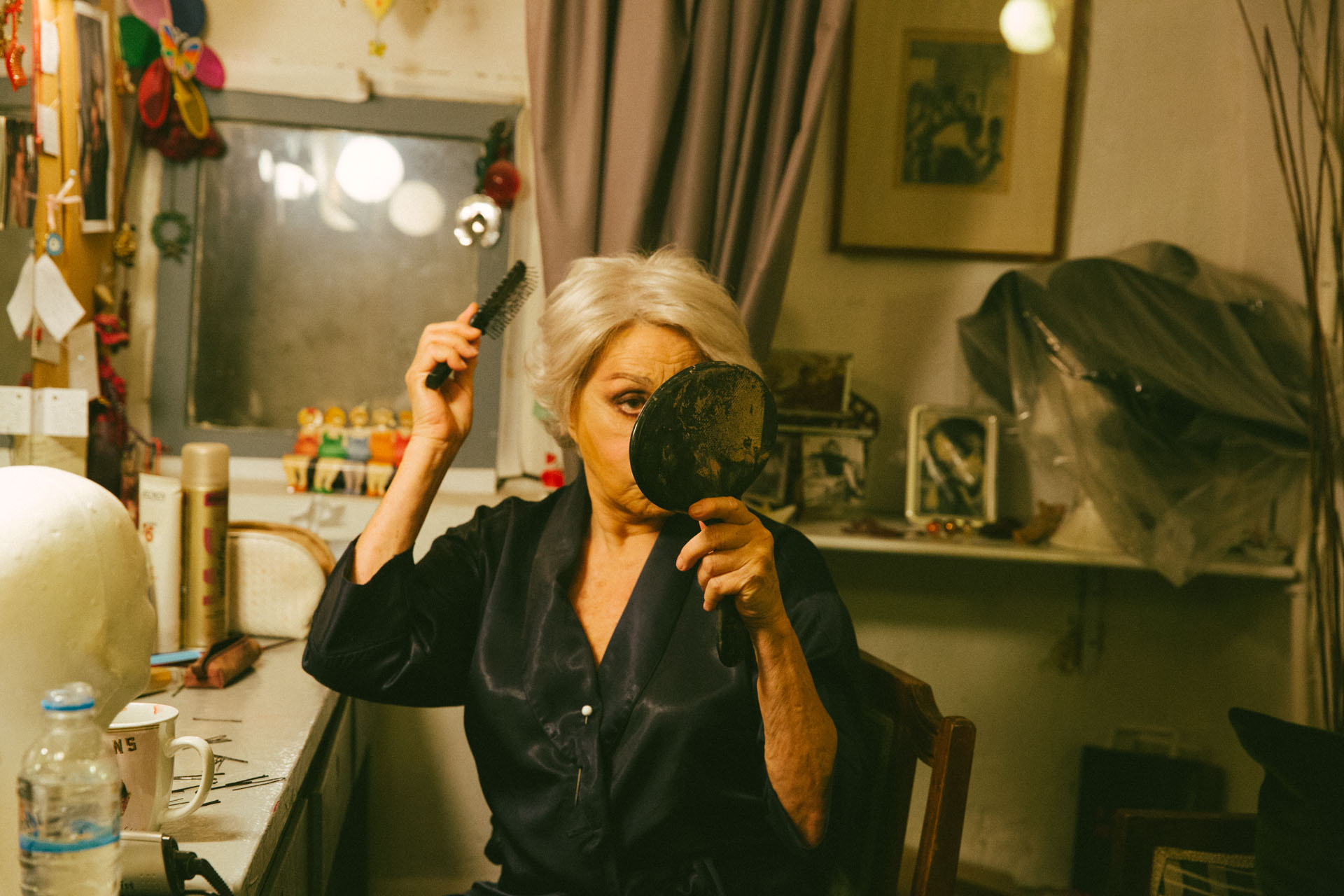 Το μακιγιάζ της Κας Άλβινγκ ολοκληρώθηκε.