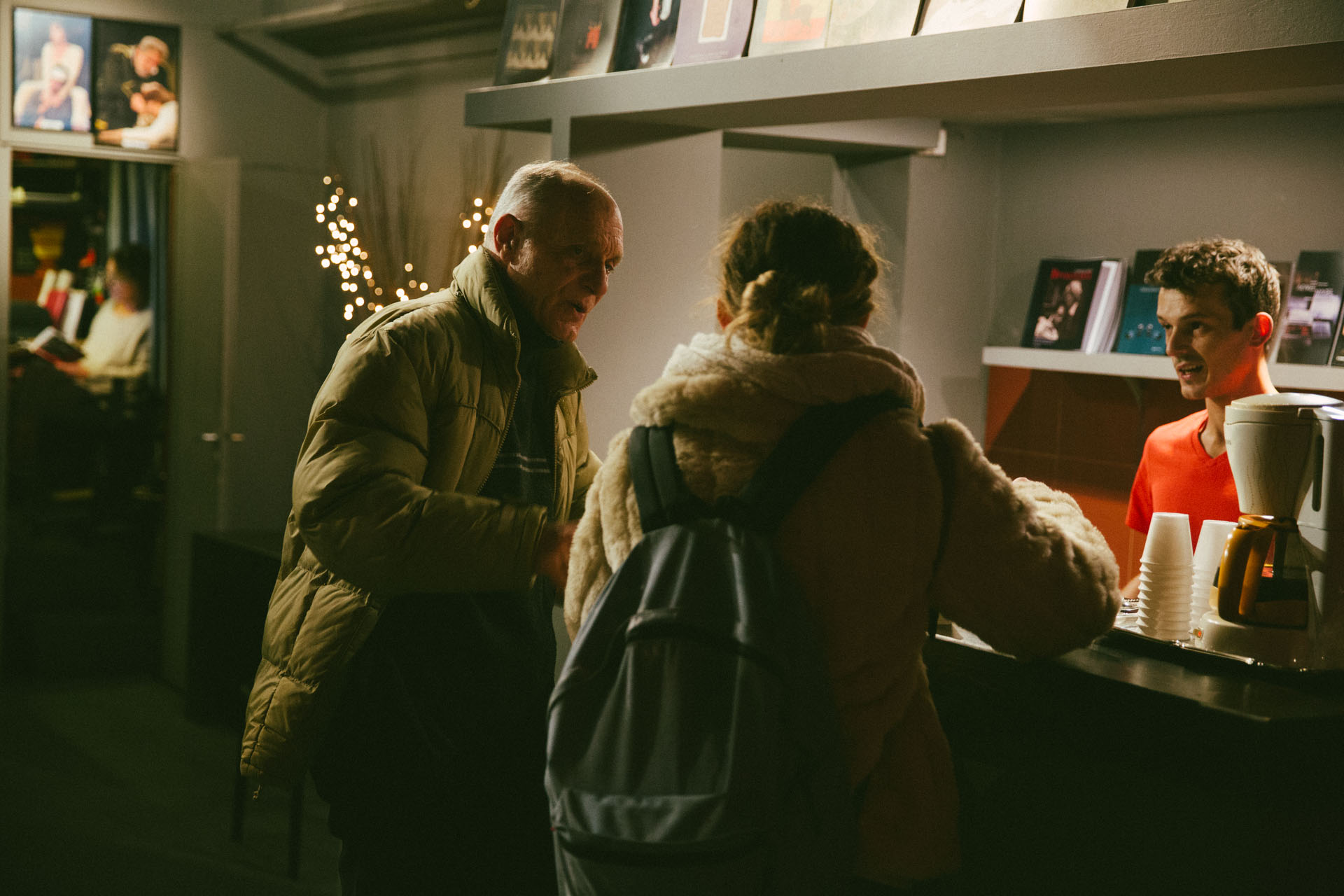 Ο Γιώργος Κέντρος συνομιλεί με τη Μαρία Κίτσου στο κυλικείο του θεάτρου