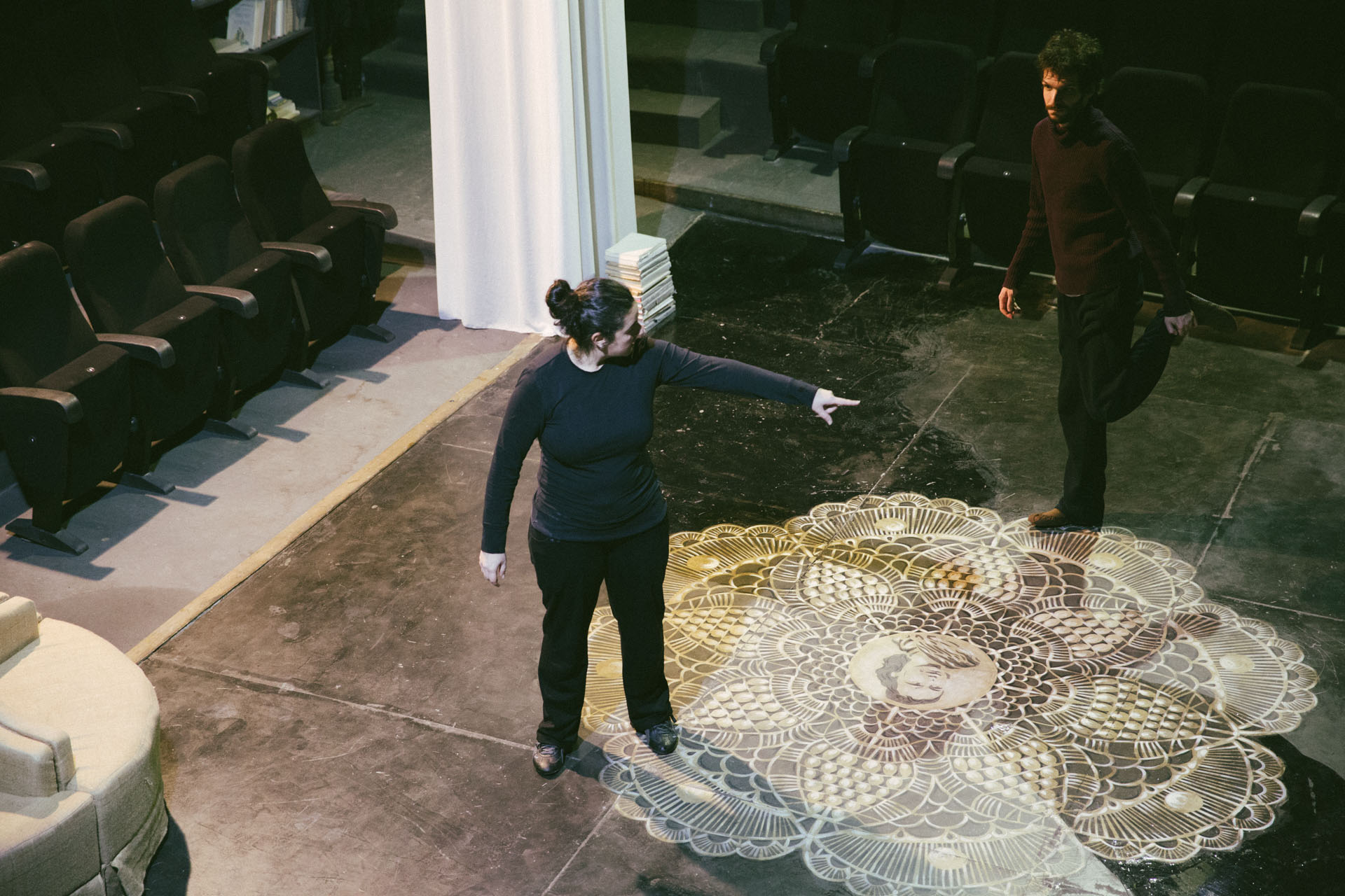 Έλεγχος της σκηνής από τους υπεύθυνους του θεάτρου.