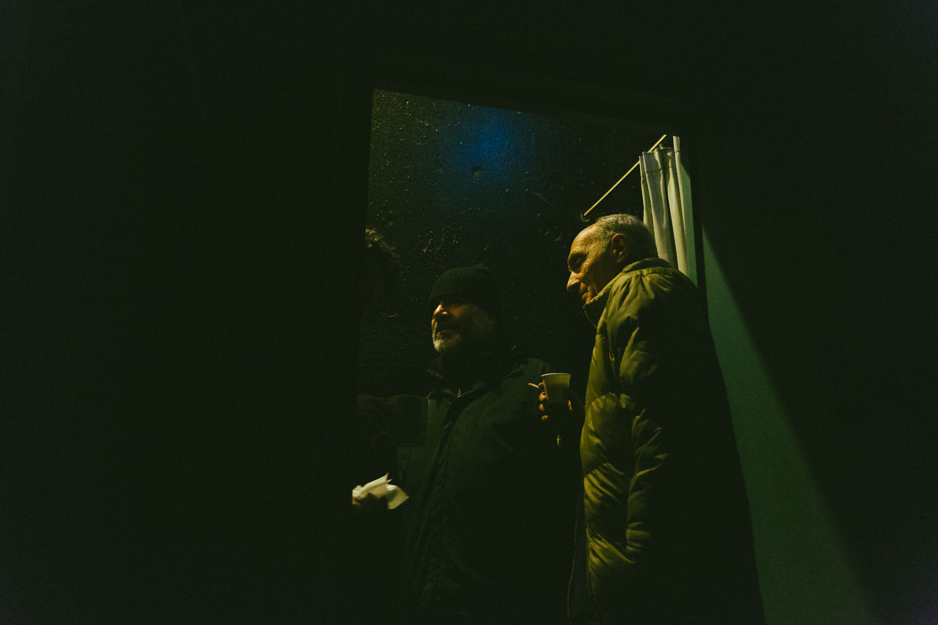 Άνοδος προς τα παρασκήνια και τα καμαρίνια.