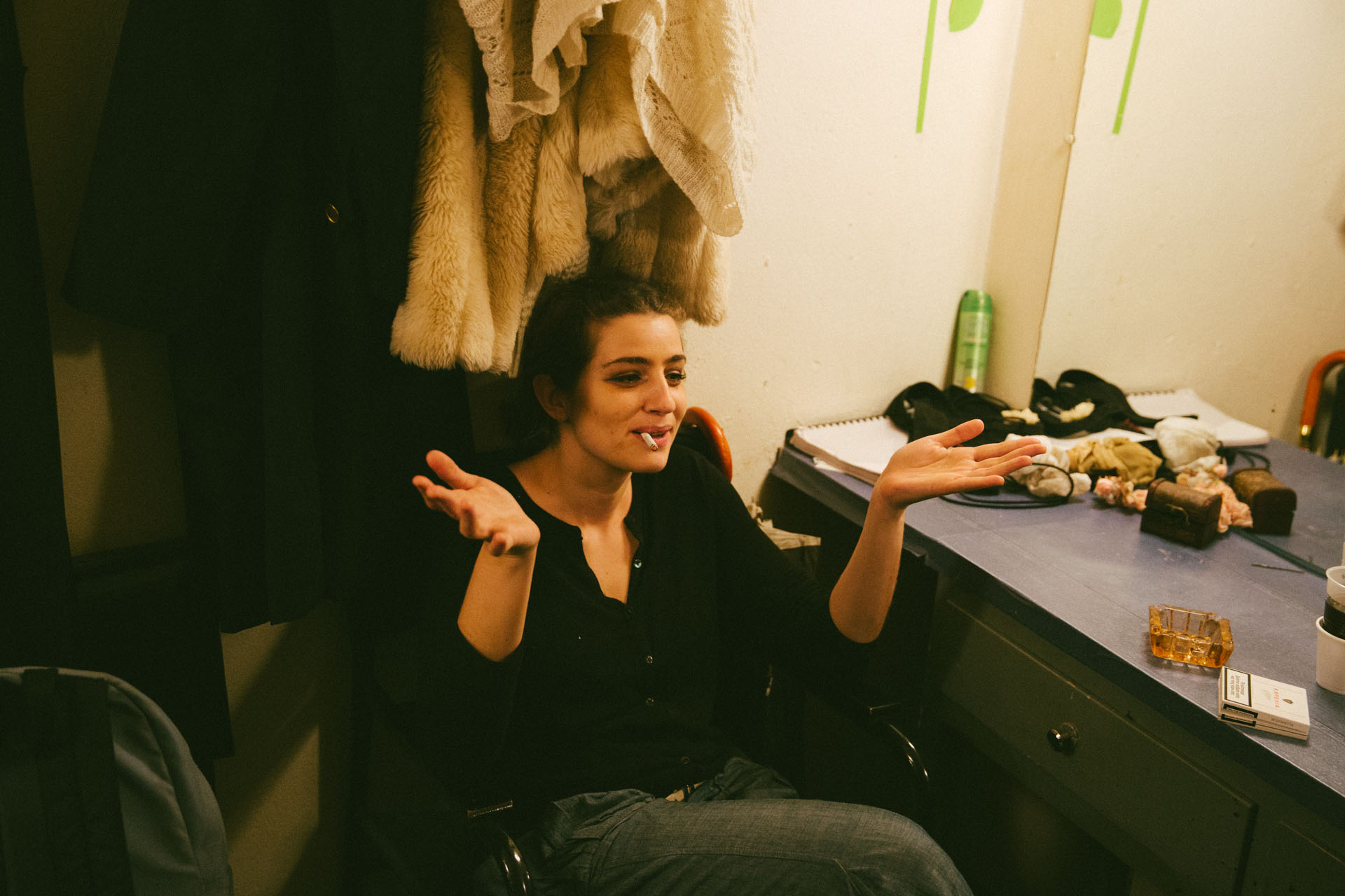 Η Μαρία Κίτσου συνομιλεί με τον εκτός πλάνου Κώστα Βασαρδάνη.