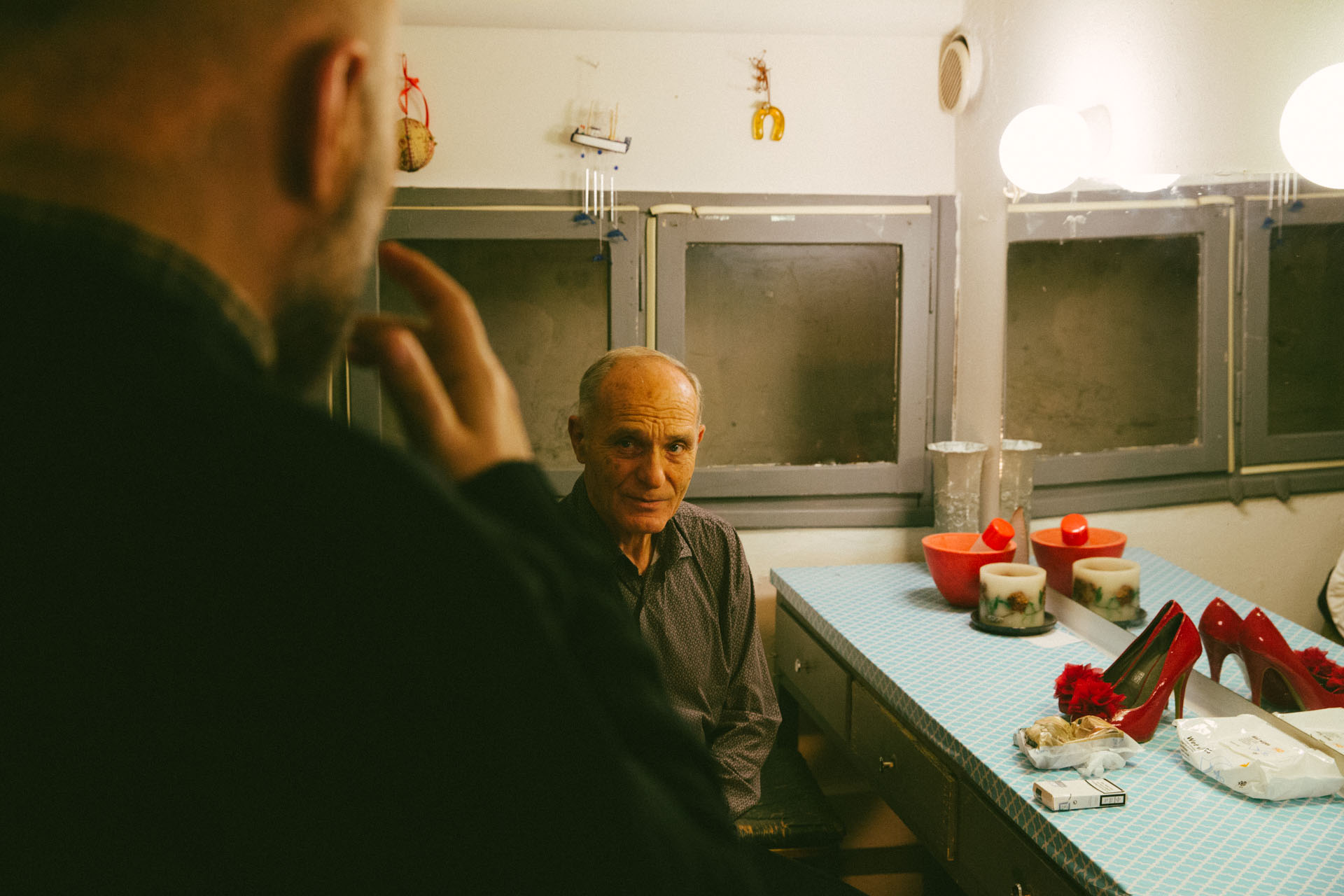 Γιώργος Κέντρος- Νίκος Χατζόπουλος συνομιλούν περί του έργου πριν οδηγηθούν στο βεστιάριο.