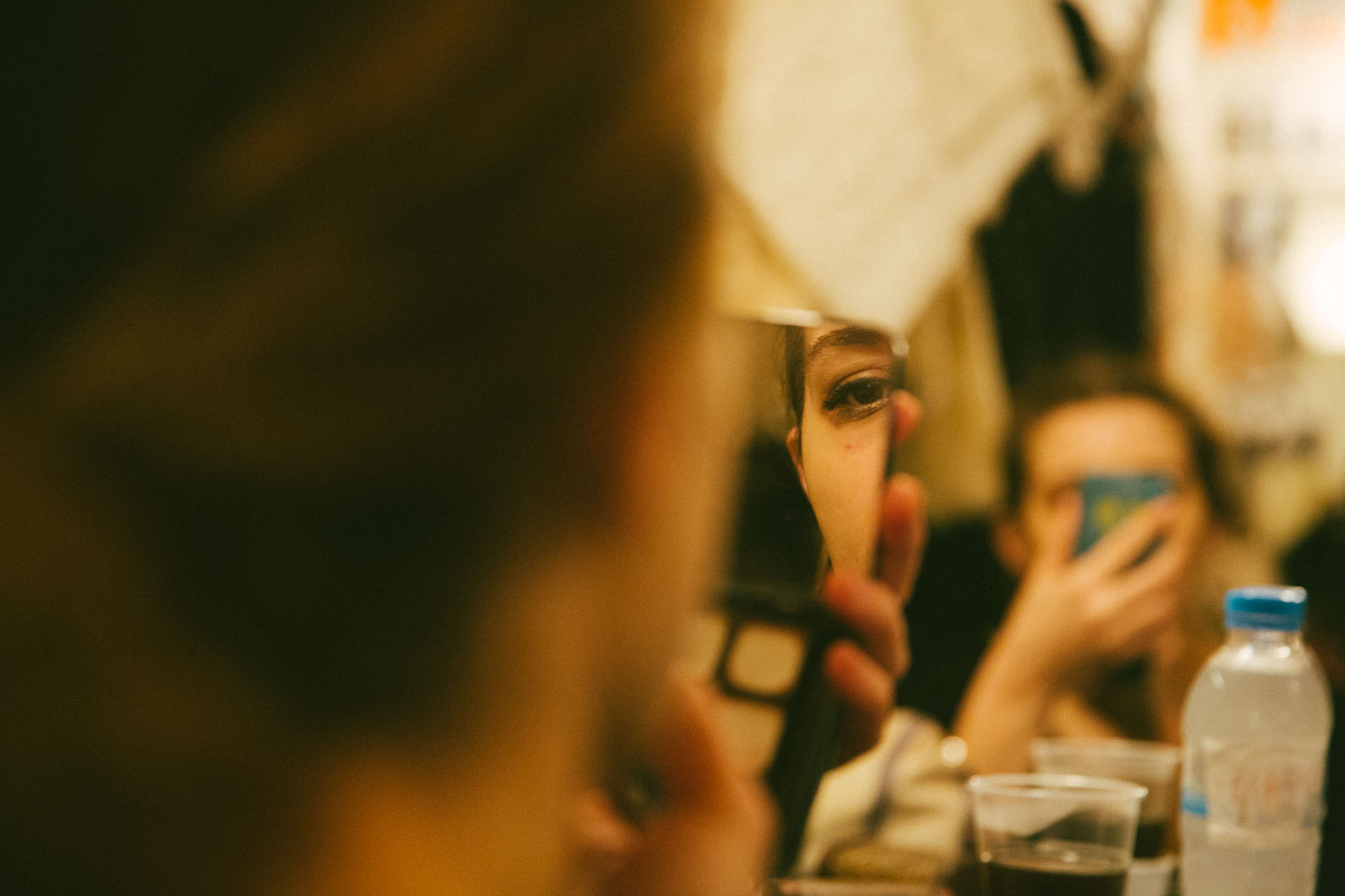 Ώρα 20:15. Η Μαρία Κίτσου στο καμαρίνι ετοιμάζεται να "μεταμορφωθεί" στη νεαρή υπηρέτρια.