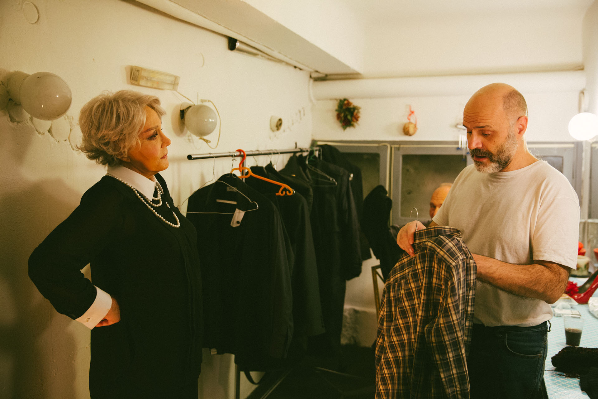 Ώρα 20:20. Τελευταίες πρόβες στα λόγια του έργου, ανάμεσα στη Μπέτυ Αρβανίτη, το Νίκο Χατζόπουλο και το Γιώργο Κέντρο.