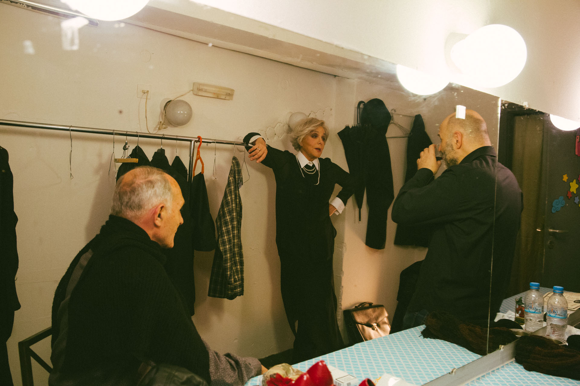 Ώρα 20:20. Τελευταίες πρόβες στα λόγια του έργου, ανάμεσα στη Μπέτυ Αρβανίτη, το Νίκο Χατζόπουλο και το Γιώργο Κέντρο.