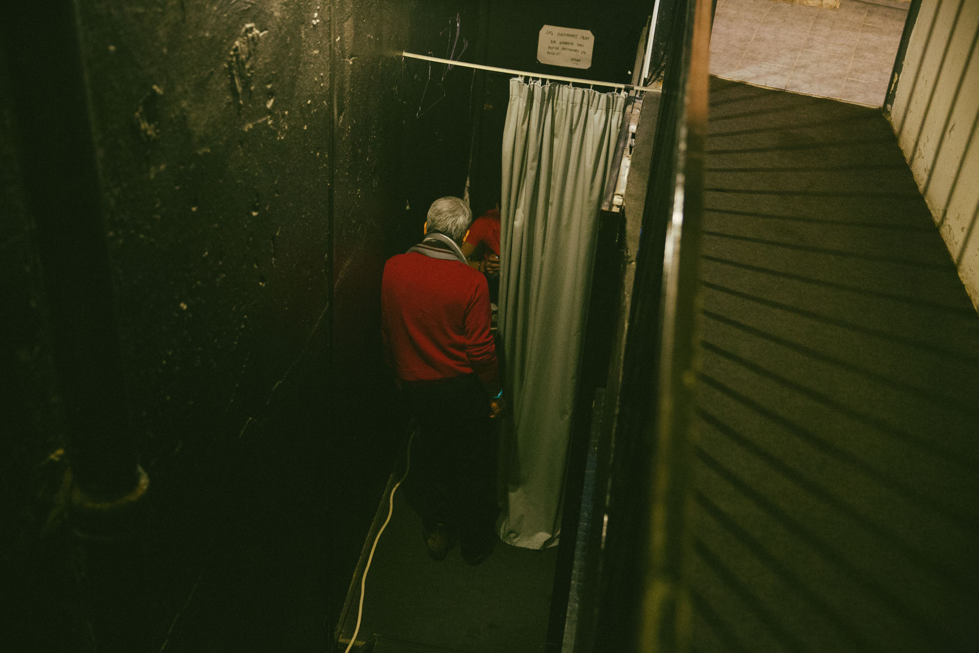 20:20: Οι φροντιστές του θεάτρου κάνουν τους απαραίτητους ελέγχους για να βρίσκονται όλα στην εντέλεια.