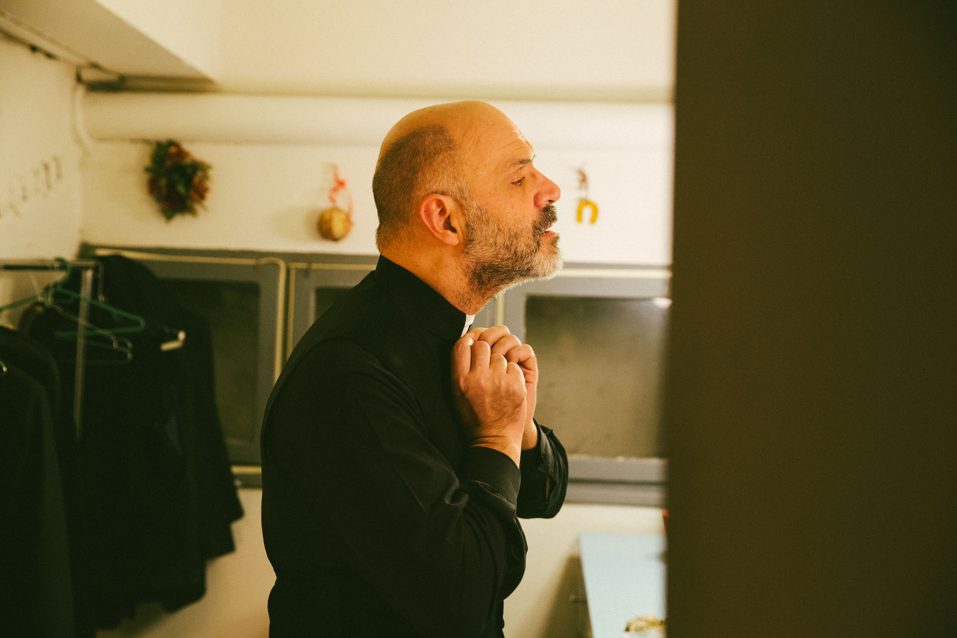 Ο Νίκος Χατζόπουλος προετοιμάζεται, ως ιερέας Μάντερς.