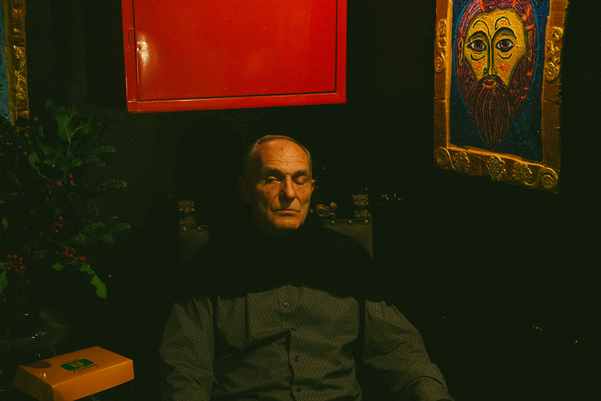 Ο Γιώργος Κέντρος, σε μια πόζα που θυμίζει το χαρακτήρα του στην παράσταση, Ένγκστραντ.