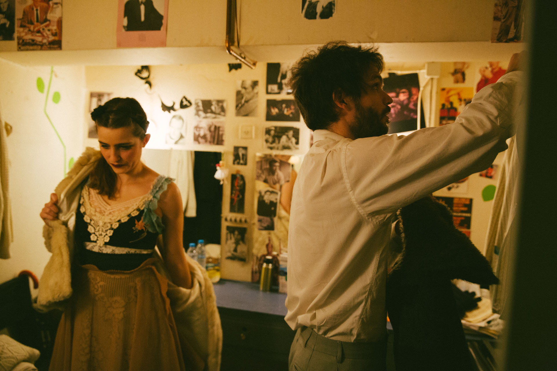 Οι Μαρία Κίτσου και Κώστας Βασαρδάνης πλήρως ενδεδυμένοι με τα ρούχα της παράστασης.