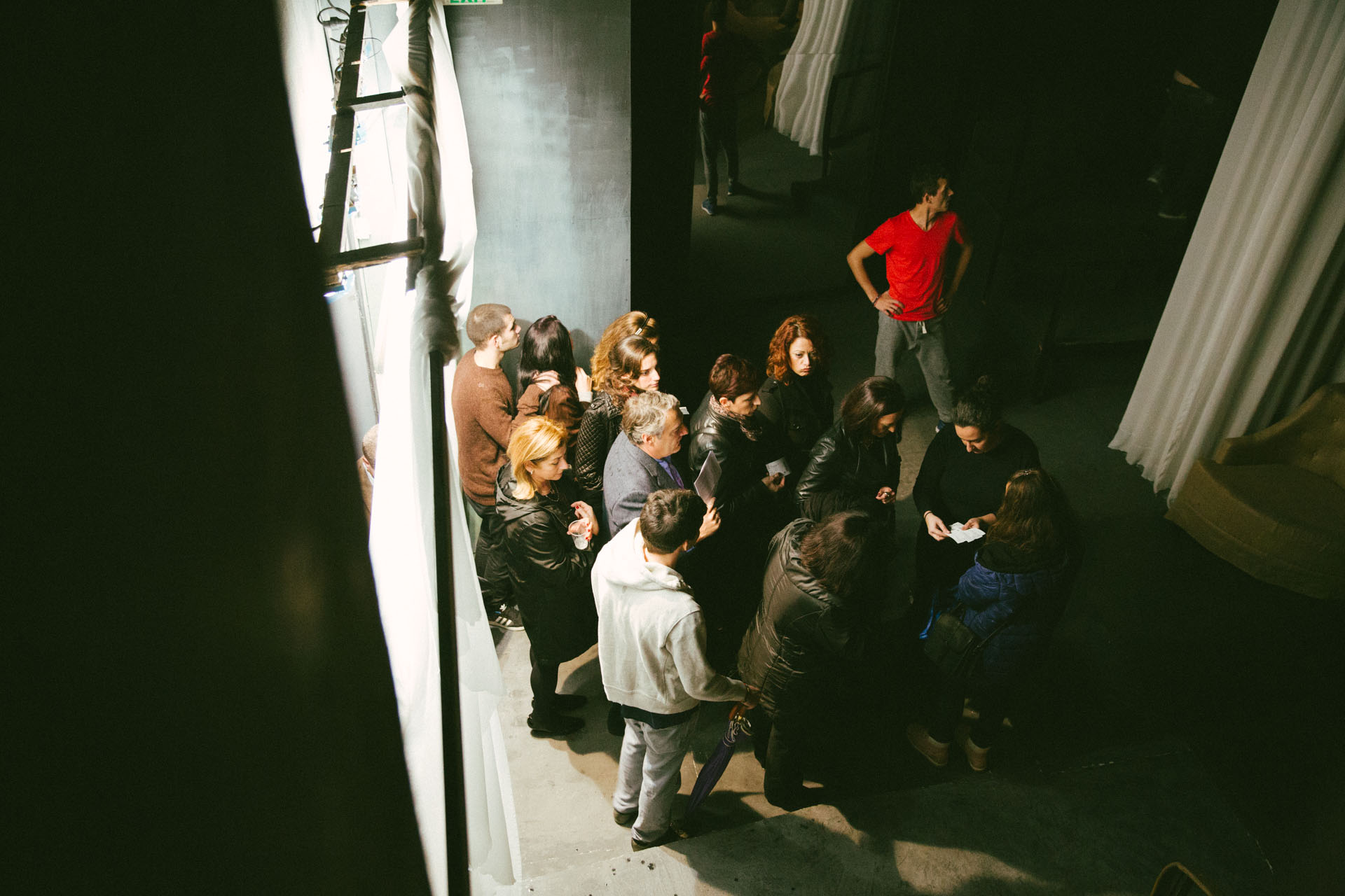 Περίπου ένα τέταρτο πριν το ξεκίνημα της παράστασης, ο κόσμος έχει ήδη αρχίσει να προσέρχεται στις θέσεις του. Ο χώρος επρόκειτο να γεμίσει πολύ σύντομα.