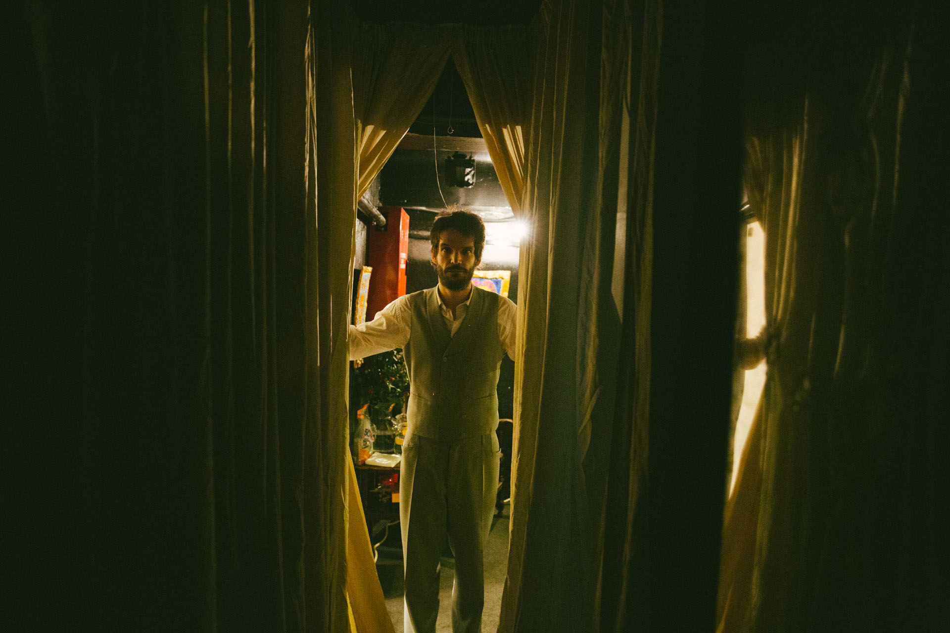 Ο Κώστας Βασαρδάνης, στην άνω σκάλα που συνδέεται με τη σκηνή.