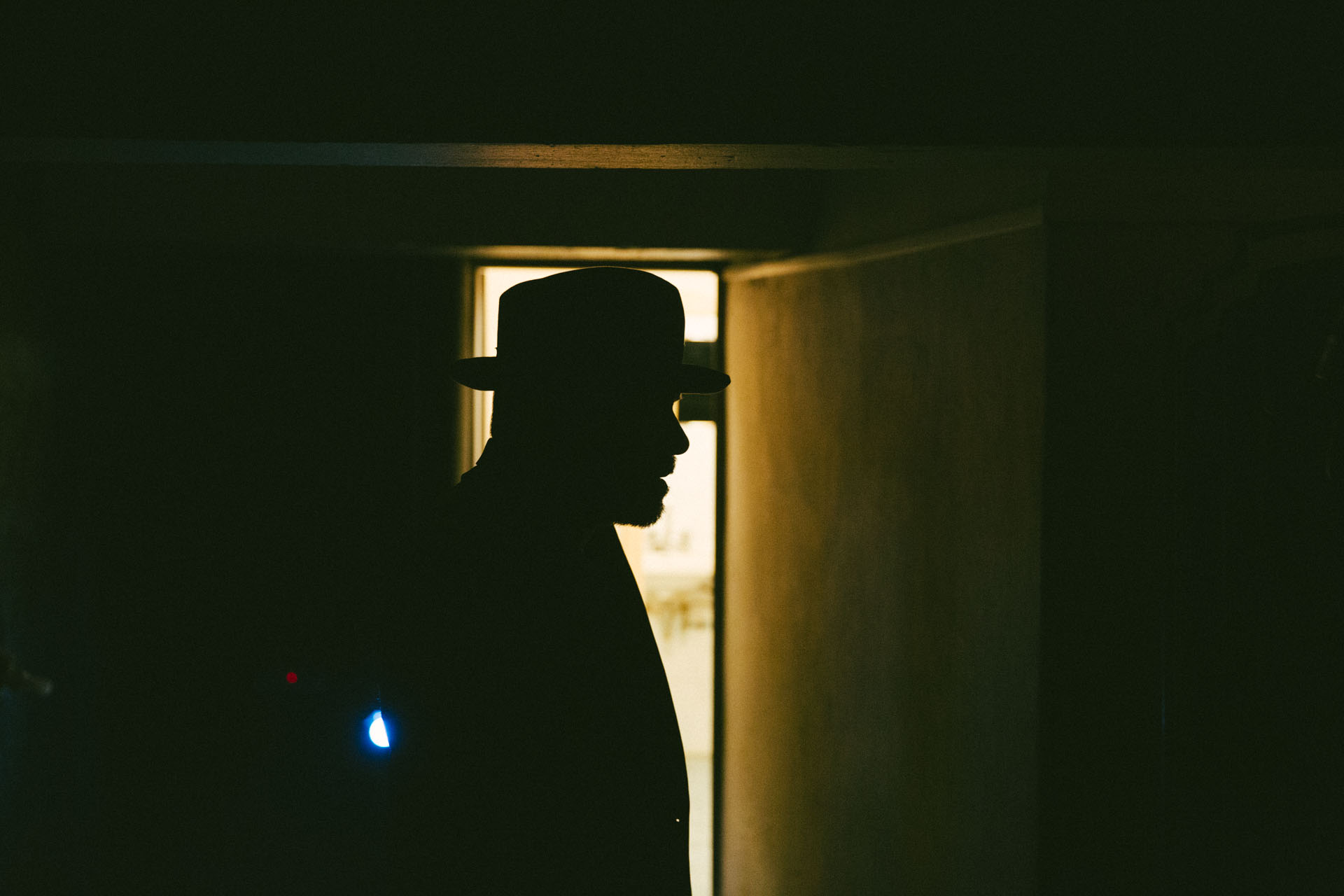 Λίγο μετά τις 21:00, τα φώτα στα παρασκήνια σβήνουν, κάτι που σημαίνει ότι περιμένουμε το "τρίτο κουδούνι".