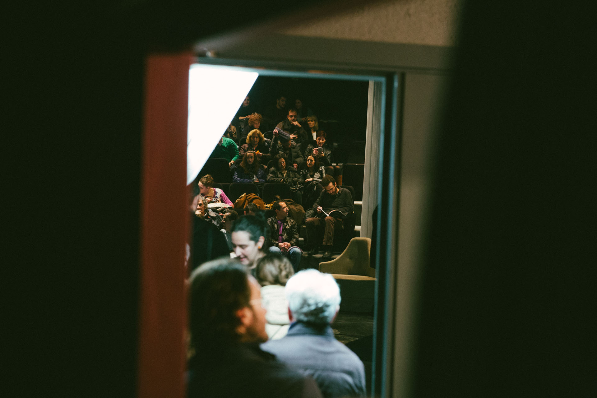 Ο κόσμος είναι ήδη καθήμενος, αναμένοντας την έναρξη.