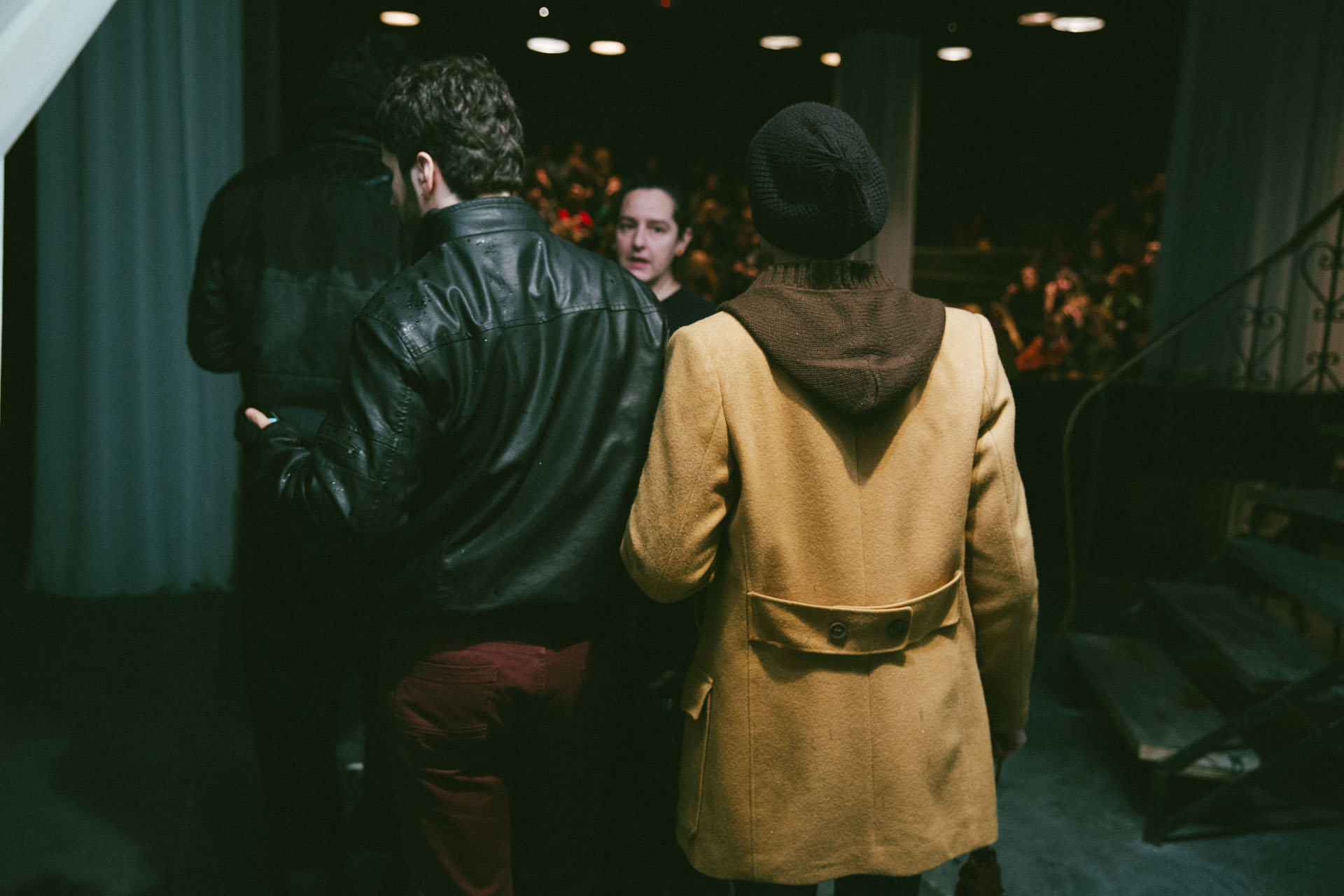 Ο κακός καιρός, δημιούργησε μια ολιγόλεπτη καθυστέρηση στην έλευση του κόσμου, γεγονός που επηρέασε και την ίδια την παράσταση, καθώς μετά το ξεκίνημά της, δεν επιτρέπεται η είσοδος στους "αργοπορημένους".