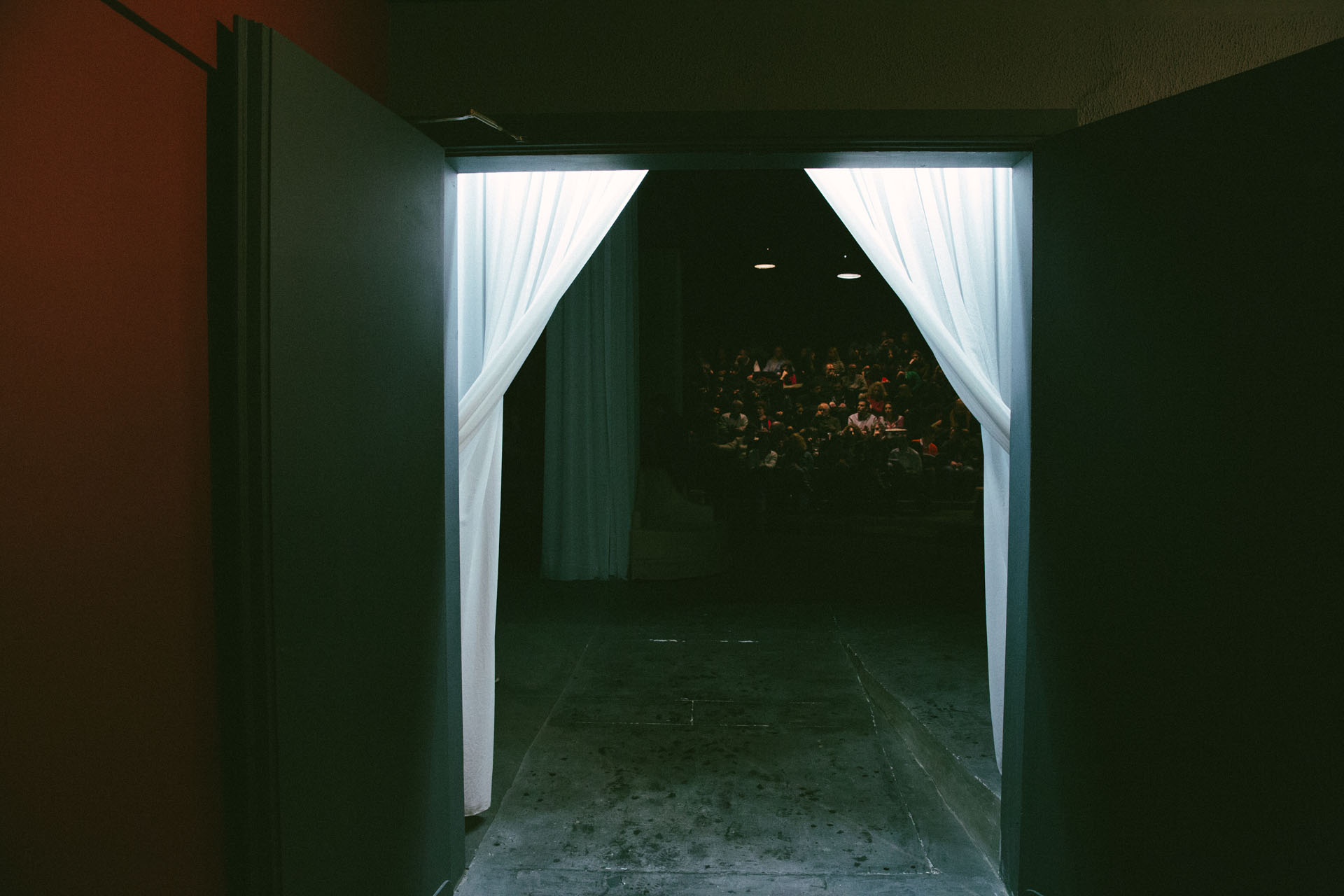 21:20.Όλα έτοιμα για να ξεκινήσει η παράσταση.