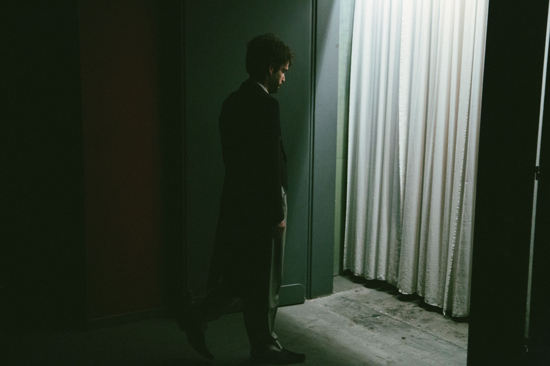 Ο πρώτος που θα ανέβει στη σκηνή είναι ο Κώστας Βασαρδάνης για να παίξει το εισαγωγικό μουσικό κομμάτι στο πιάνο.