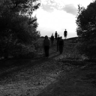 Τα παιδιά του «18 άνω» φωτογραφίζουν τα γκρίζα πορτρέτα της Αθήνας