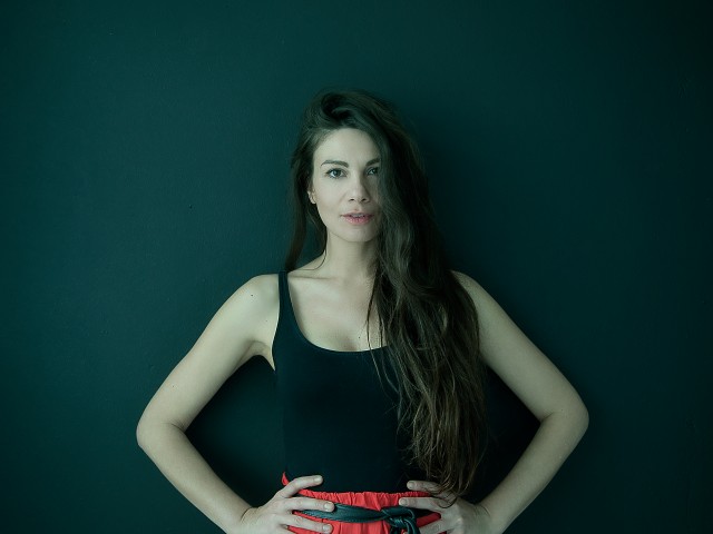 Η Στέλλα Καλησπεράτου βλέπει καρτούν και τα αναλύει με το βαφτιστήρι της