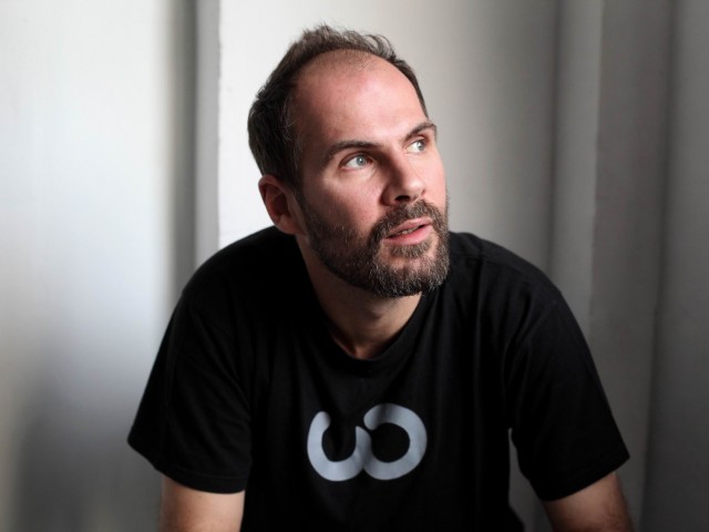 Πέντε χρόνια Six d.o.g.s: Ο ηχολήπτης και αφανής ήρωας της Αβραμιώτου μιλάει στην Popaganda