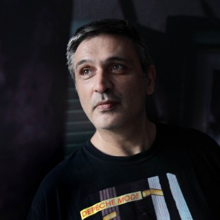 Ο Μάρκος Φράγκος όταν βαριέται ασχολείται με  -τι άλλο;- τη δισκοθήκη του