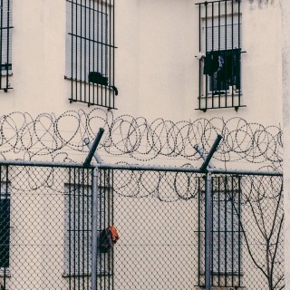 Κάγκελα παντού για τον αόρατο εχθρό