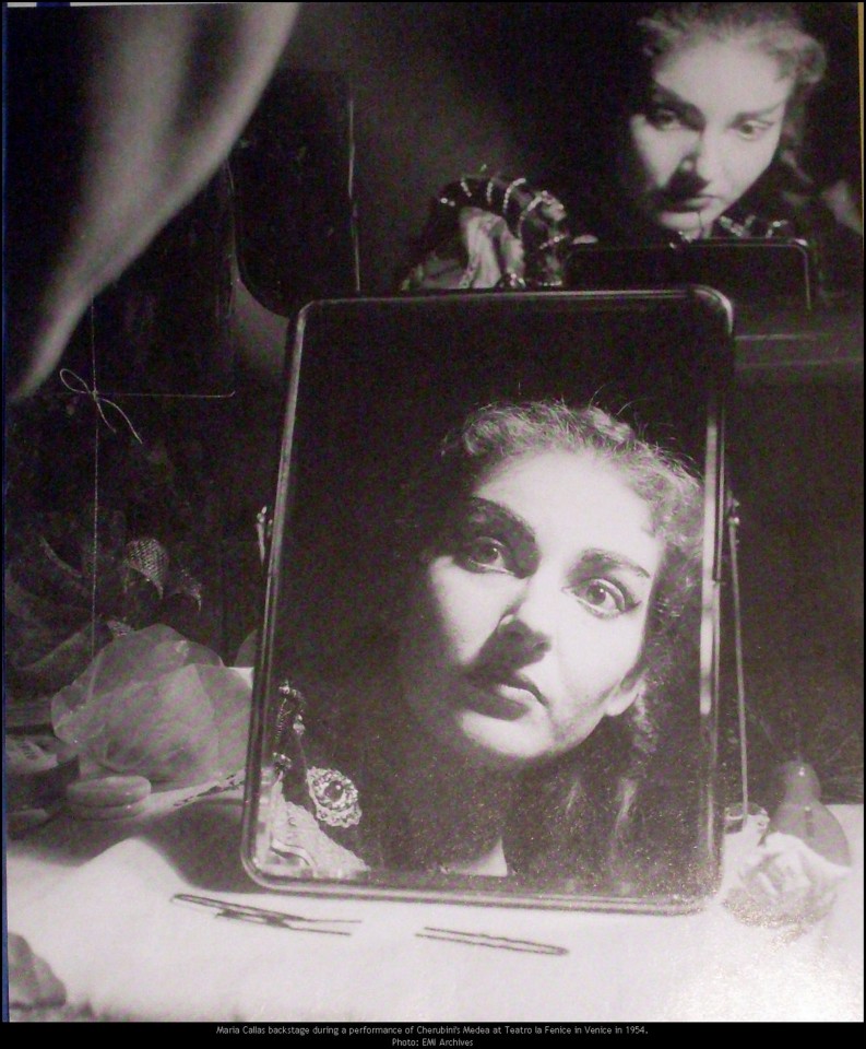 Η Μαρία Κάλλας στη Μήδεια του Κερουμπίνι, από τα παρασκήνια του Teatro La Fenice στη Βενετία, 1954.