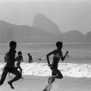 Ο Chevy φόρεσε τη σαγιονάρα του και έφτιαξε ένα mixtape για το ιδανικό μπιτσόμπαρο