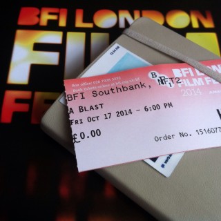 Η Popaganda στο Λονδίνο: Το A Blast απλώνει στην οθόνη ολόκληρη την τελευταία ελληνική δεκαετία