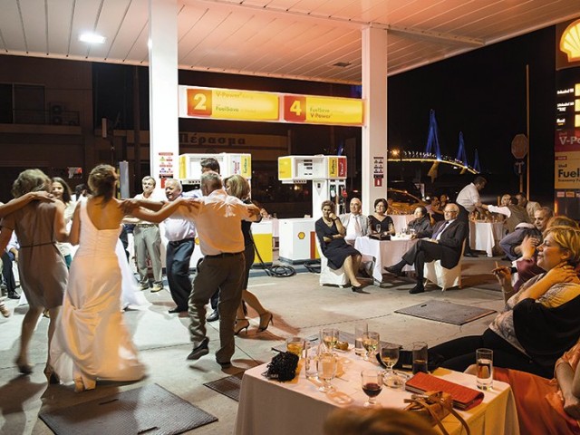 O γάμος της κρίσης μυρίζει βενζίνη