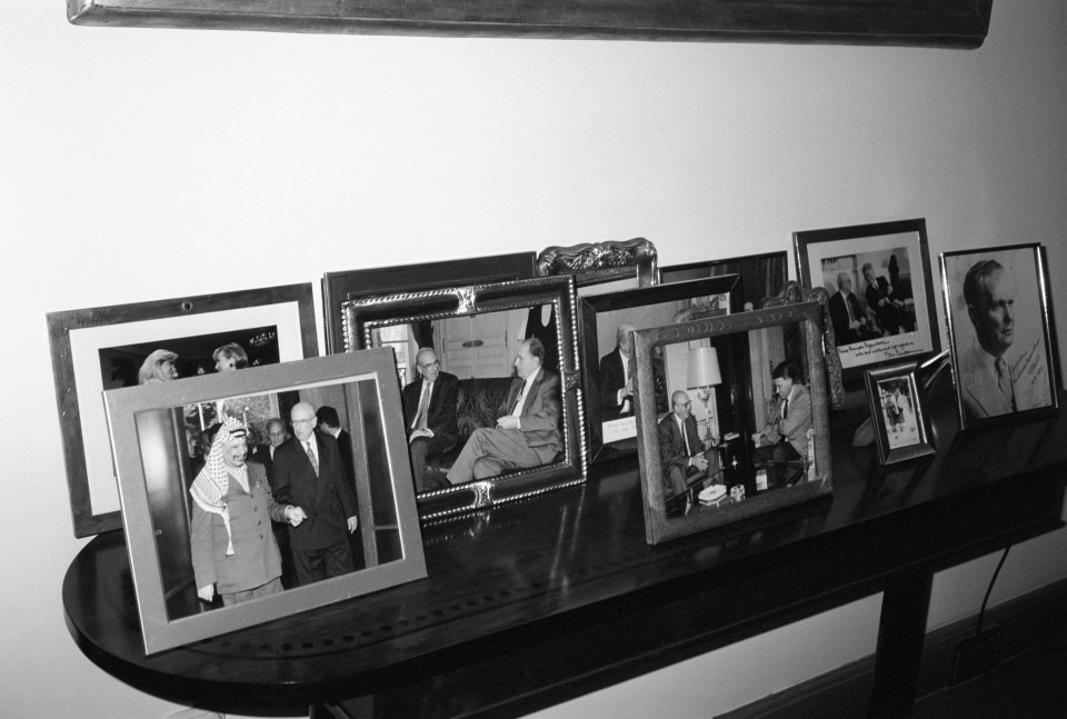 Φωτογραφίες του Ανδρέα Παπανδρέου από συναντήσεις του με ηγέτες εξωτερικού. Διακρίνεται ο Γιασέρ Αραφάτ. 
