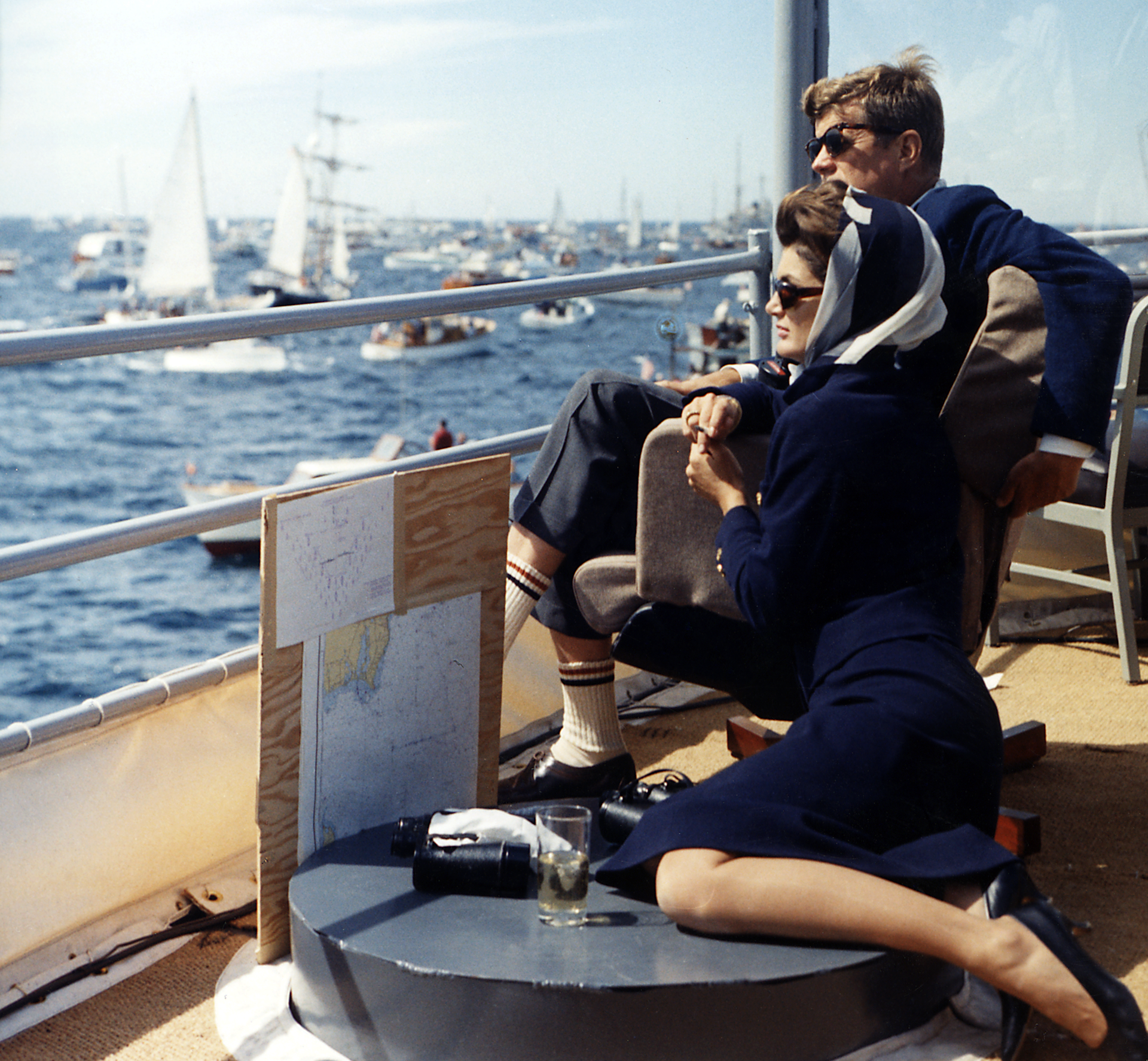 President_Kennedy_and_wife_watching_Americas_Cup,_1962