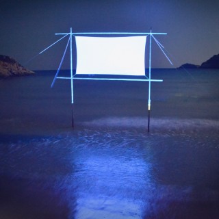 Tι συμβαίνει όταν εννέα καλλιτέχνες από την Ελλάδα, τη Ρωσία, τη Γερμανία και την Ελβετία, αποφασίζουν να απομονωθούν σε ένα ελληνικό νησί για μια εβδομάδα;