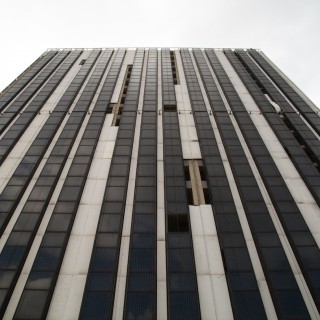 Αποκλειστικό: Μπήκαμε στον ουρανοξύστη-«φάντασμα» του Πειραιά