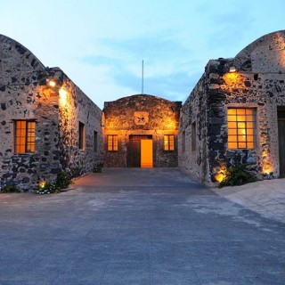 Εικαστικά με θέα τη Σαντορίνη και συναυλίες με γεύση τομάτας