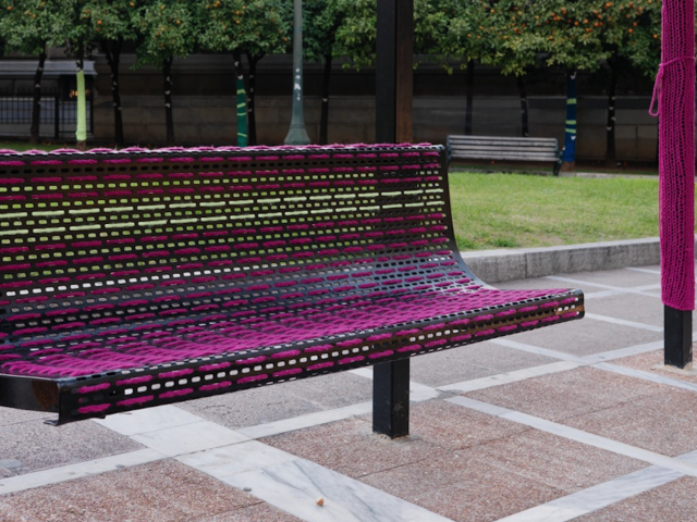 Πουλόβερ στις στάσεις και στις νεραντζιές του κέντρου