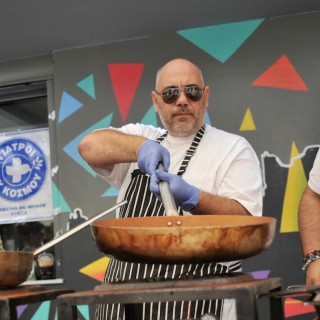 Φτιάχνοντας μπριάμ μέρα μεσημέρι στο πεζοδρόμιο της Αθηνάς