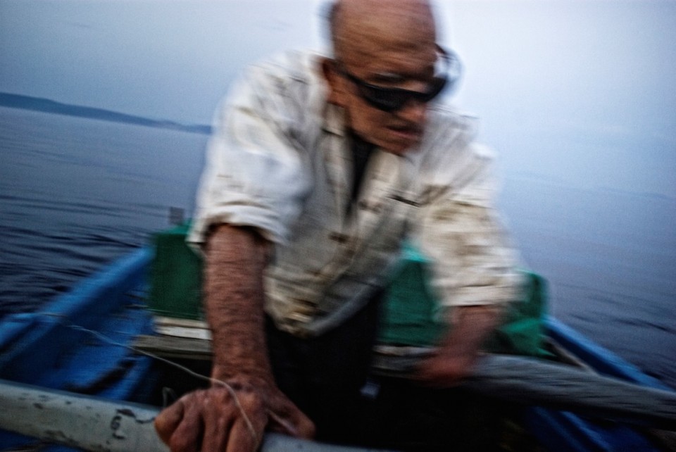 Ο «Τυφλός Ψαράς» είναι το πρώτο ντοκιμαντέρ του Caravan Project. O ψαράς Γιάννης Κουκούμιαλος, όντας τυφλός και χωρίς χέρι, ψαρεύει στη θάλασσα τα τελευταία 70 χρόνια της ζωής του. 