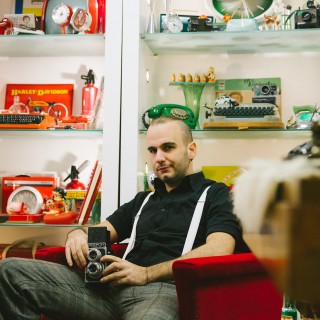 Ο Joe Pe και το μαγαζάκι με τα vintage της Αγίας Ειρήνης