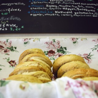 Τρώγοντας bagel με κόκκορα ελευθέρας βοσκής στο Σύνταγμα