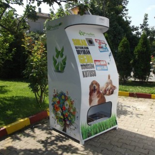 Ένα μηχάνημα ανακύκλωσης που ταΐζει τα αδέσποτα