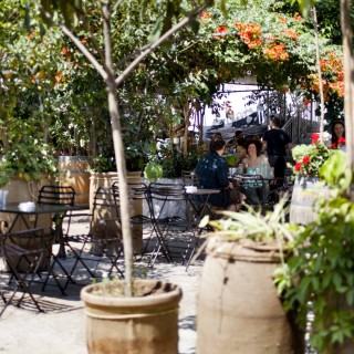 Η πιο ωραία αυλή του Κέντρου σερβίρει σπιτικούς ελληνικούς μεζέδες