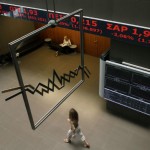 Bloomberg: οι αγορές ανακόπτουν την πορεία εξόδου από το μνημόνιο