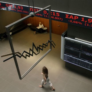 Bloomberg: οι αγορές ανακόπτουν την πορεία εξόδου από το μνημόνιο