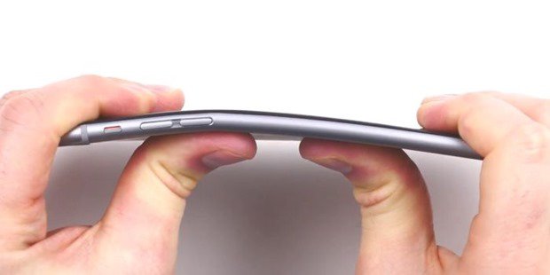 Η Apple κατηγορεί τους χρήστες για τα λυγισμένα iPhone