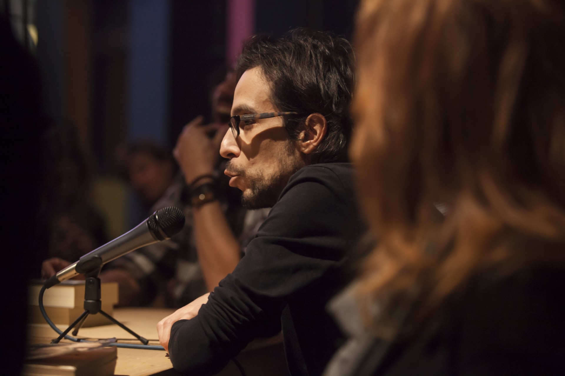 Ο μεταφραστής Γιώργος Μιχαλόπουλος μας εξήγησε πως ένας μουσικογραφιάς που δεν λάτρεψε ποτέ τον Μπρους  κατάλαβε, όμως, γιατί τον αποθεώνουν εκατομμύρια άνθρωποι σε όλο τον κόσμο! 