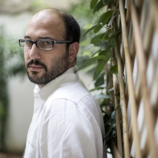 O Χρήστος Α. Μιχαήλ θέλει να πιάσει τη σκιά της γυναίκας