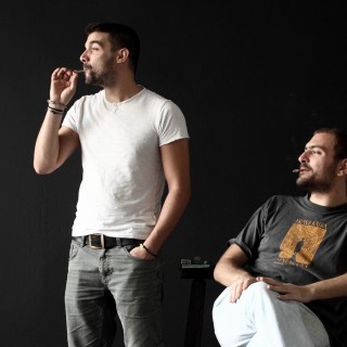 Το ντουέτο που όταν παίζει live κλείνουν οι δρόμοι του κέντρου της Αθήνας