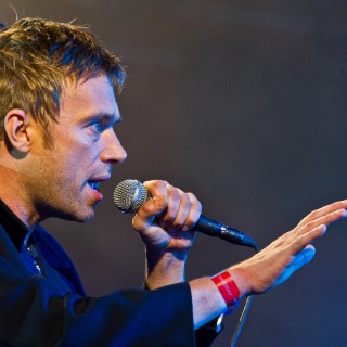 Ο Damon Albarn κυκλοφορεί στις pub και τραγουδάει